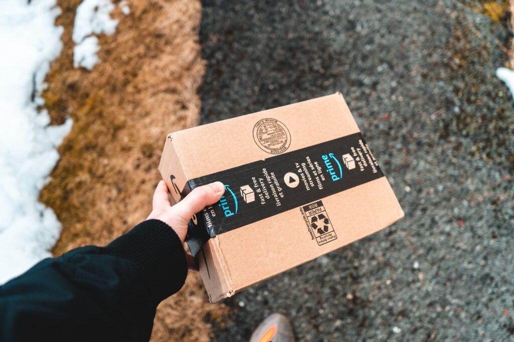 Amazon Paket wird abgeholt