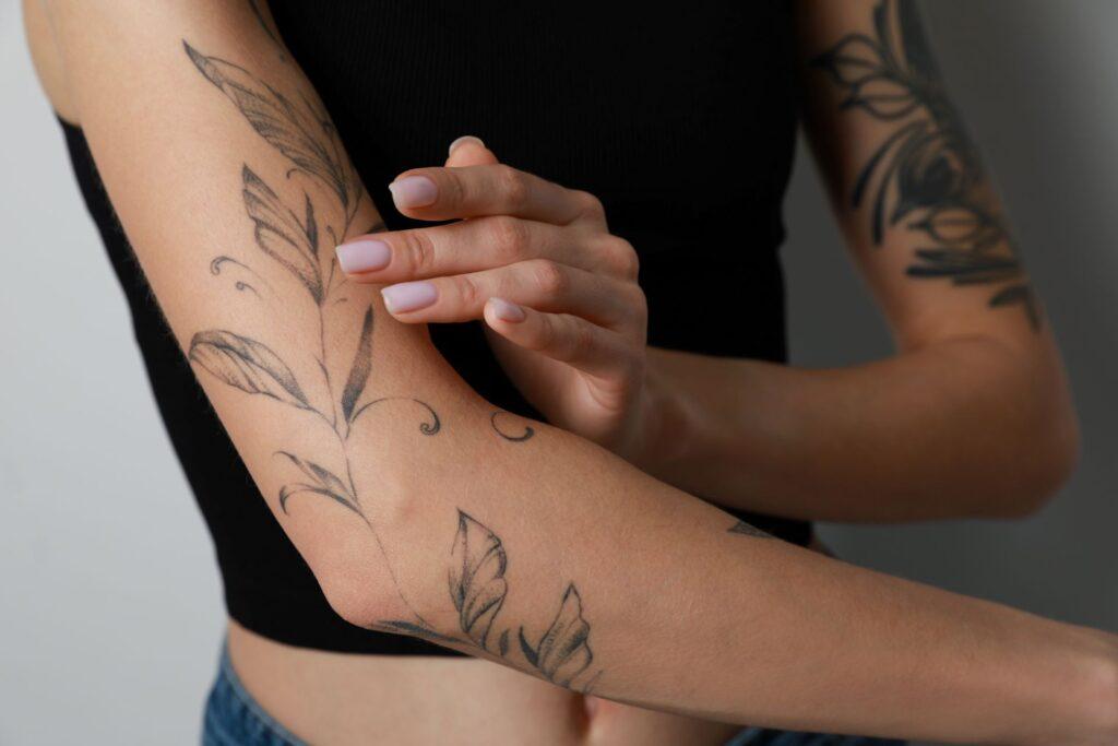 Frau mit Tattoo