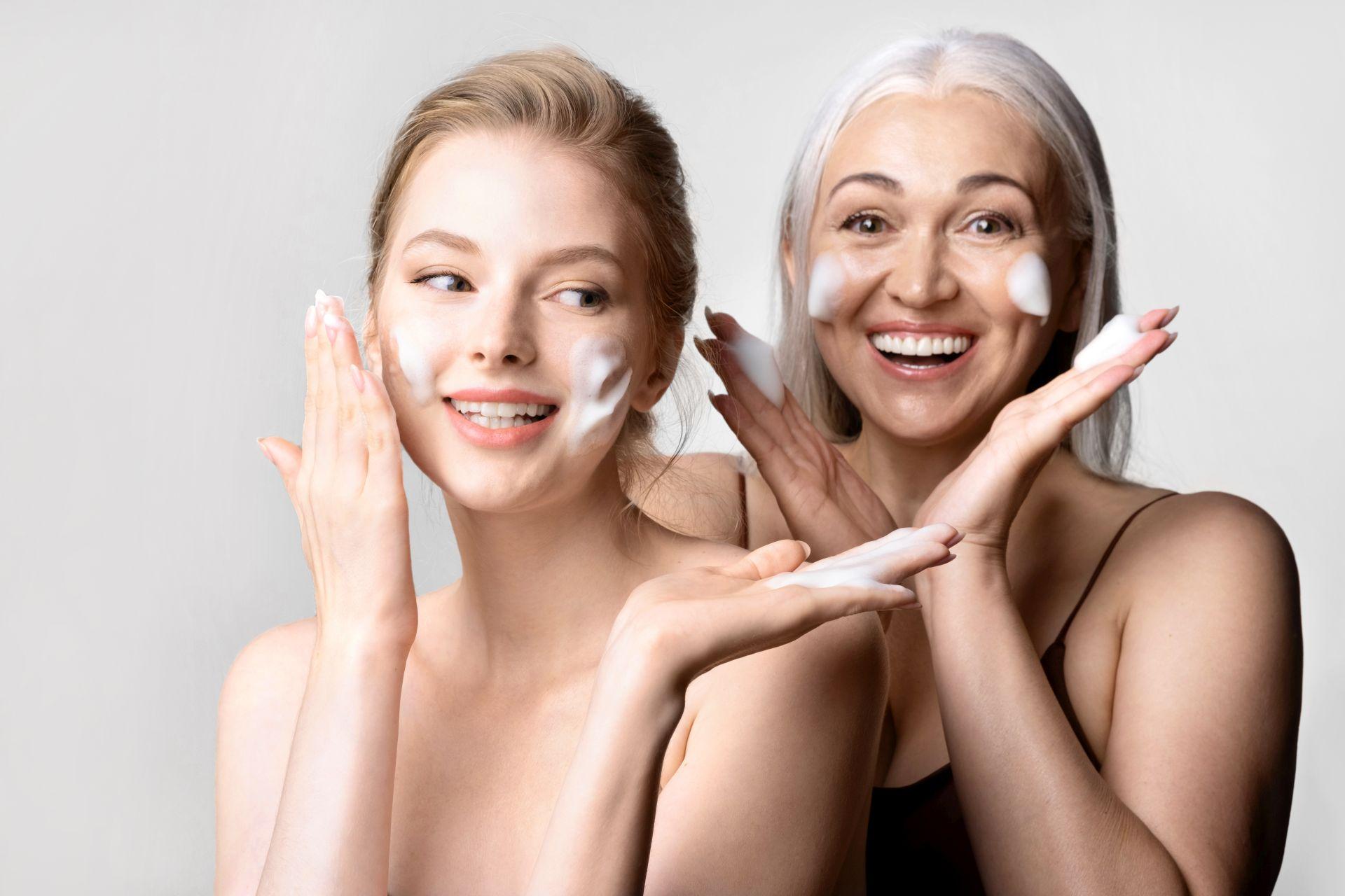 Zwei Frauen unterschiedlichen Alters mit Hautpflegeprodukten – Hydrafacial Behandlung für jugendliche Ausstrahlung und gesunde Haut.
